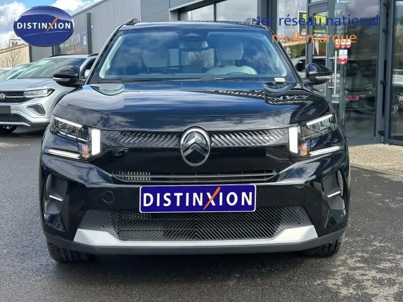 Vue avant d'une Citroën C3 1.2 Turbo 100ch MAX noire Perla Nera avec phares LED et calandre moderne.