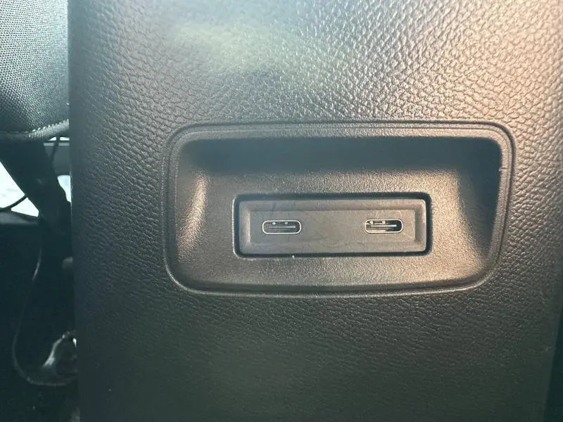 Détail des deux ports USB-C noirs intégrés dans la console arrière d'une Citroën C3 1.2 Turbo 100ch MAX 2025.