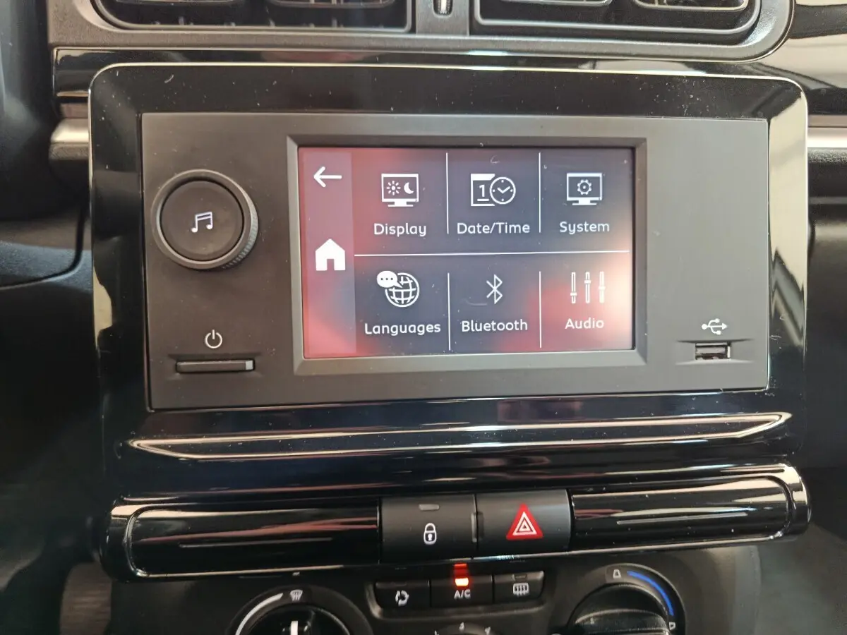 Écran tactile central de la Citroën C3 2021 blanc, affichant les options Bluetooth et audio, avec commandes en dessous.