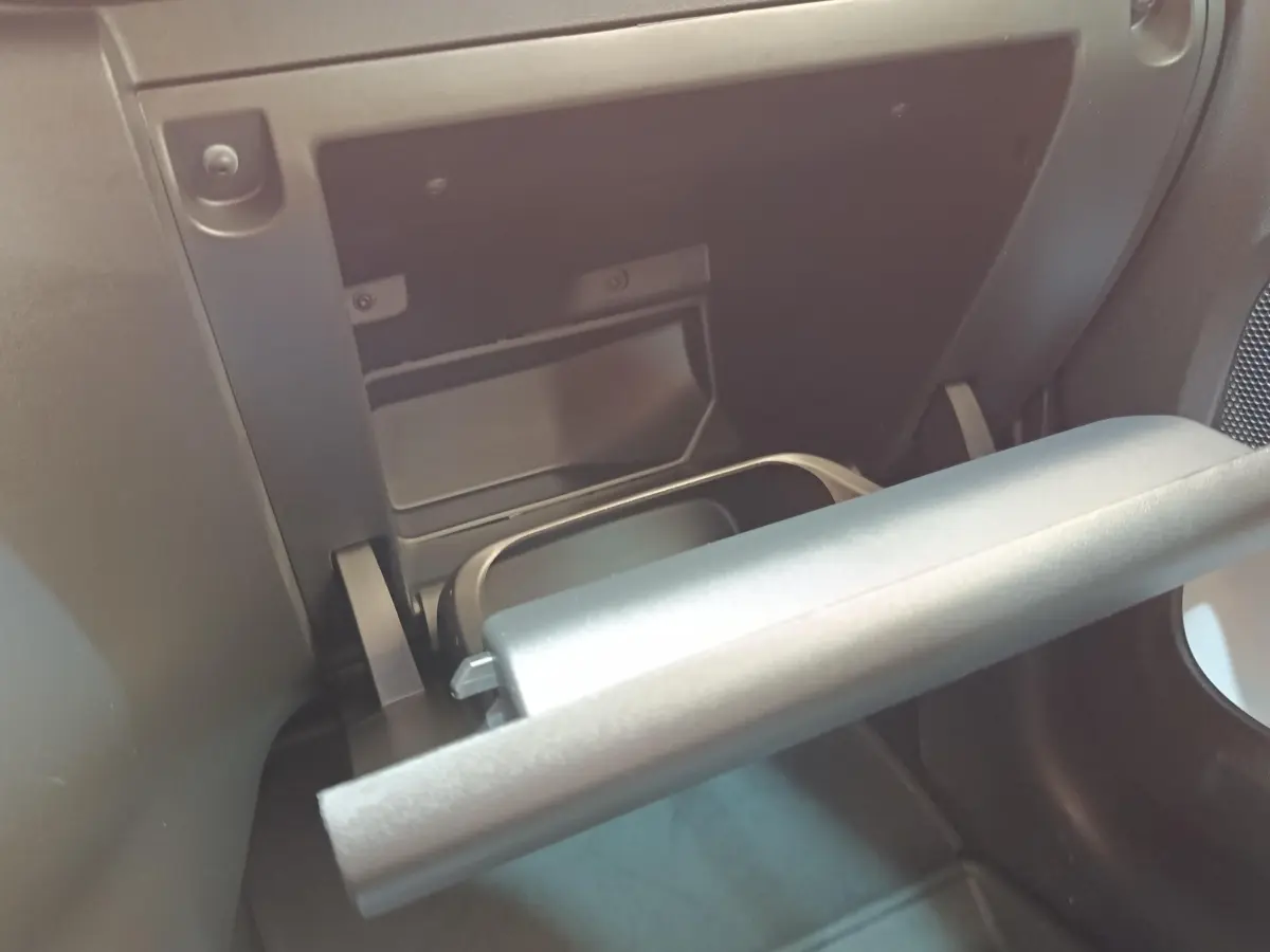 Vue rapprochée de la boîte à gants ouverte côté passager dans l'habitacle d'une Citroën C3 blanche.