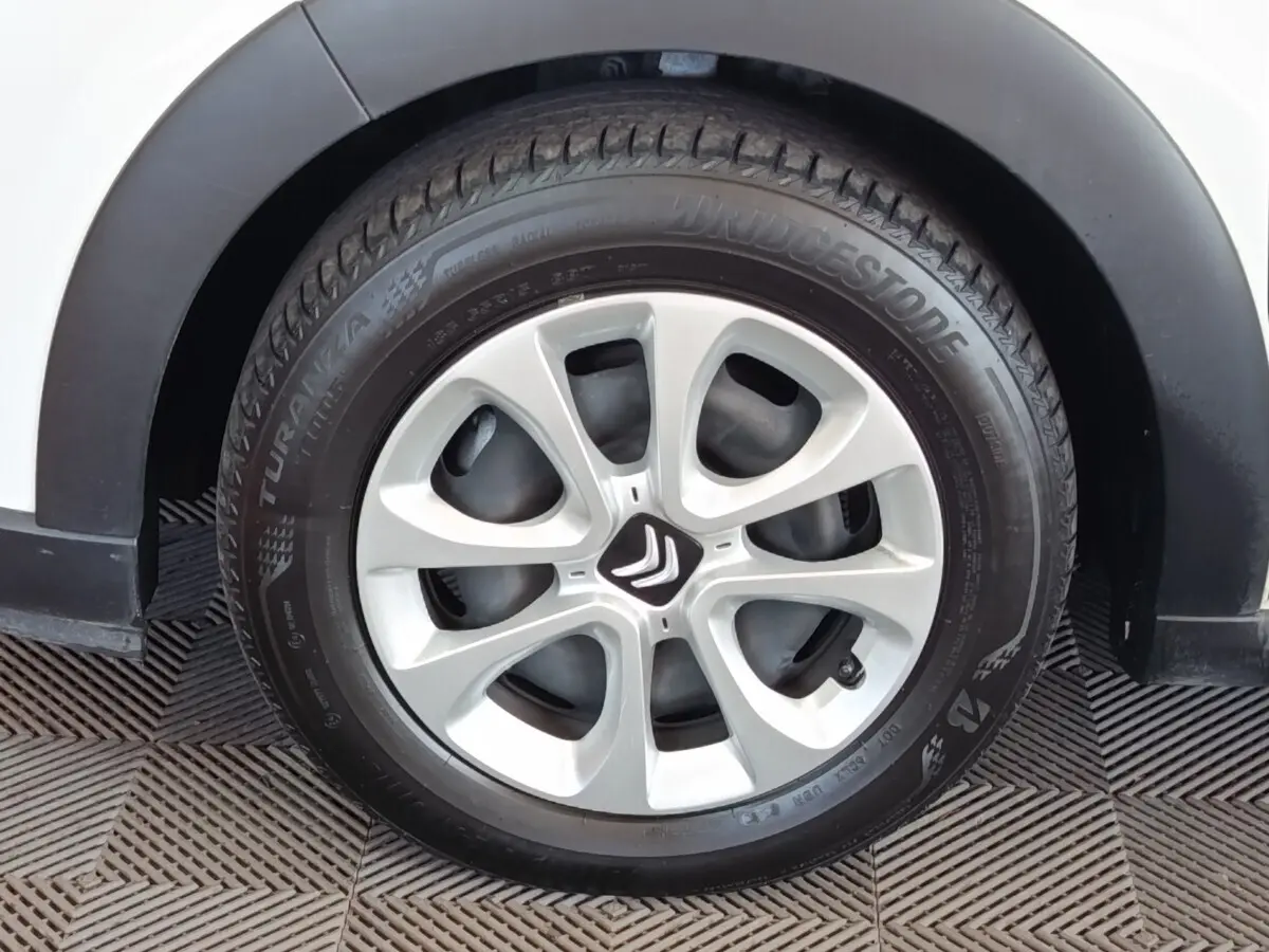 Gros plan sur la roue avant droite blanche d'une Citroën C3 2021 avec jante alliage et pneu Bridgestone.