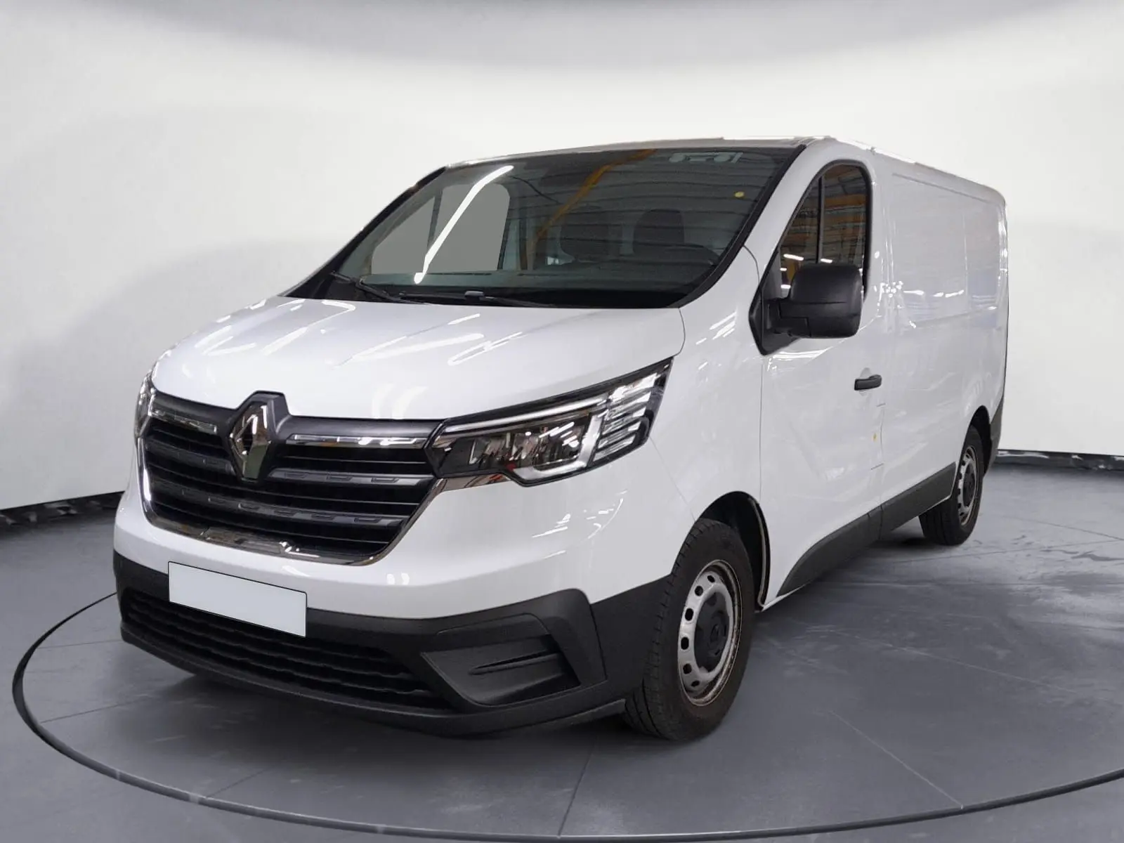 Renault Trafic Fourgon blanc minéral en 3/4 avant droit, avec calandre noire et jantes acier simples.