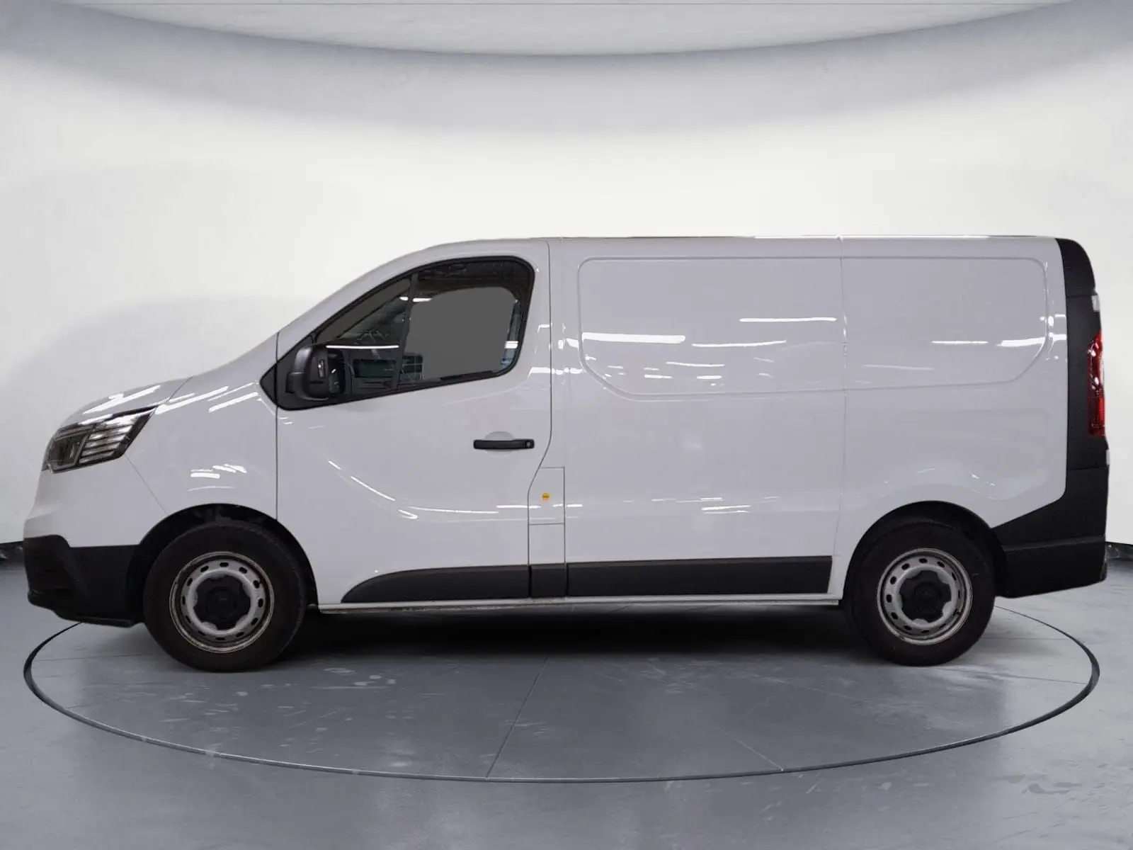 Vue de profil côté gauche du Renault Trafic Fourgon blanc minéral 2024 avec détails noirs sur les bas de caisse et jantes acier.