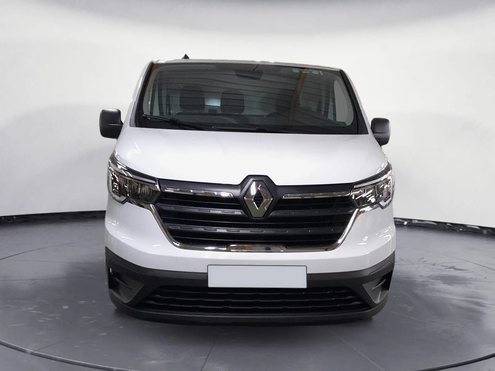 Vue de face du Renault Trafic Fourgon blanc minéral 2024 avec calandre noire et logo central chromé.