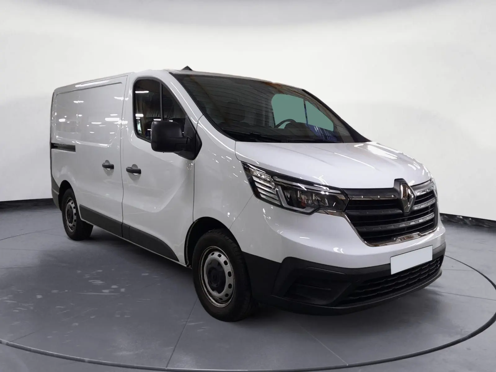 Renault Trafic Fourgon blanc minéral vu en 3/4 avant droit, avec calandre noire et jantes acier simples.