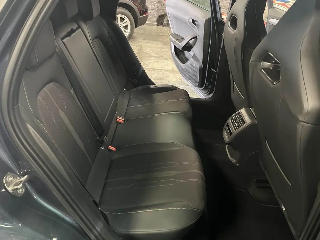 Vue côté droit de l'habitacle arrière du CUPRA Formentor gris, avec sièges baquets noirs et prises USB-C éclairées.