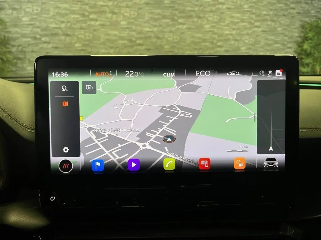 Écran tactile central du tableau de bord du CUPRA Formentor 1.4 e-Hybrid 2023 affichant la navigation GPS en mode jour.