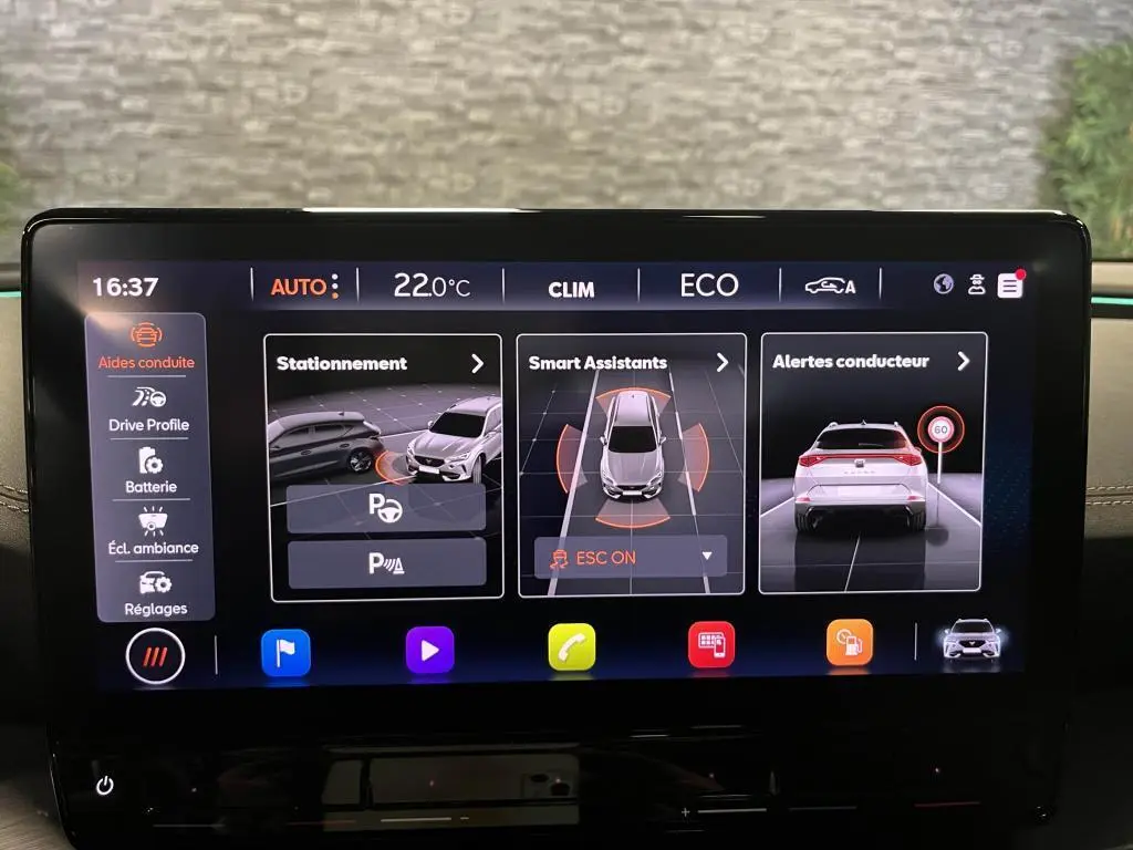 Écran tactile du tableau de bord du CUPRA Formentor 2023 montrant les aides à la conduite et la climatisation à 22°C.