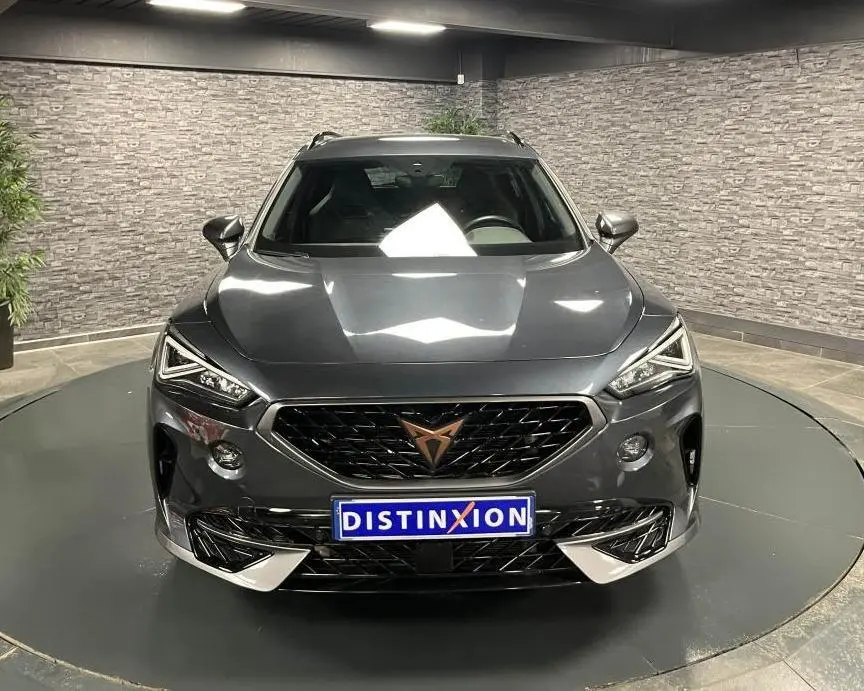 Vue frontale du CUPRA Formentor gris magnétique 2023 avec calandre noire et logo cuivre distinctif.