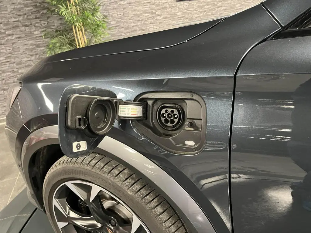 Détail de la prise de recharge côté avant gauche du CUPRA Formentor gris magnétique 2023 hybride rechargeable.