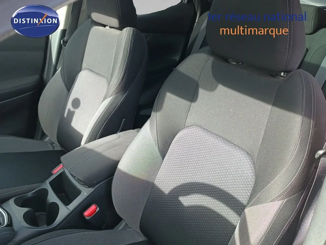 Vue intérieure rapprochée des sièges avant en tissu noir du Nissan Qashqai blanc 2018, version N-Connecta.