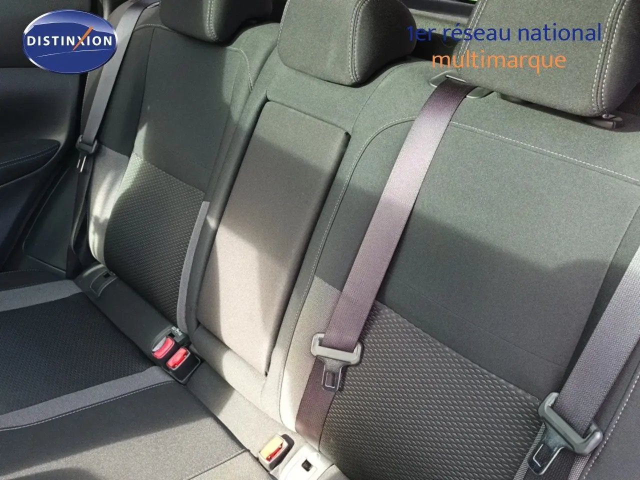 Vue intérieure des sièges arrière en tissu noir et gris du Nissan Qashqai blanc, version 2018 N-Connecta.