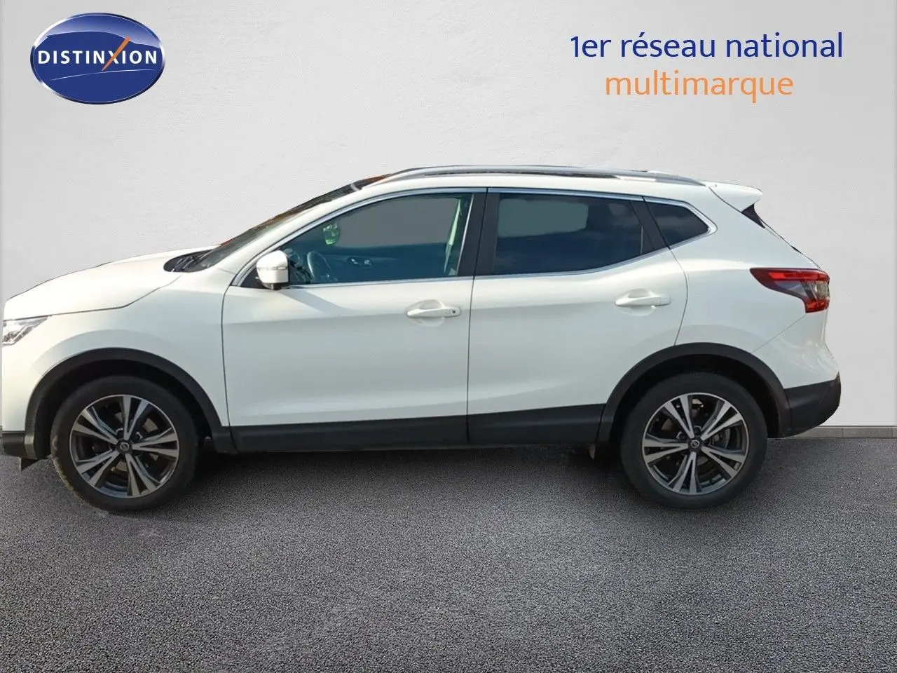 Profil droit d'un Nissan Qashqai blanc 2018 avec jantes alliage bicolores et vitres teintées.