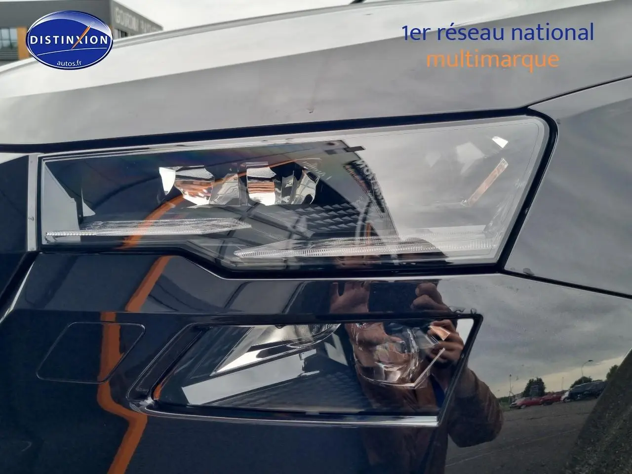 Gros plan sur le phare avant droit noir brillant du Skoda Karoq 1.5 TSI 150 Sportline 2025.