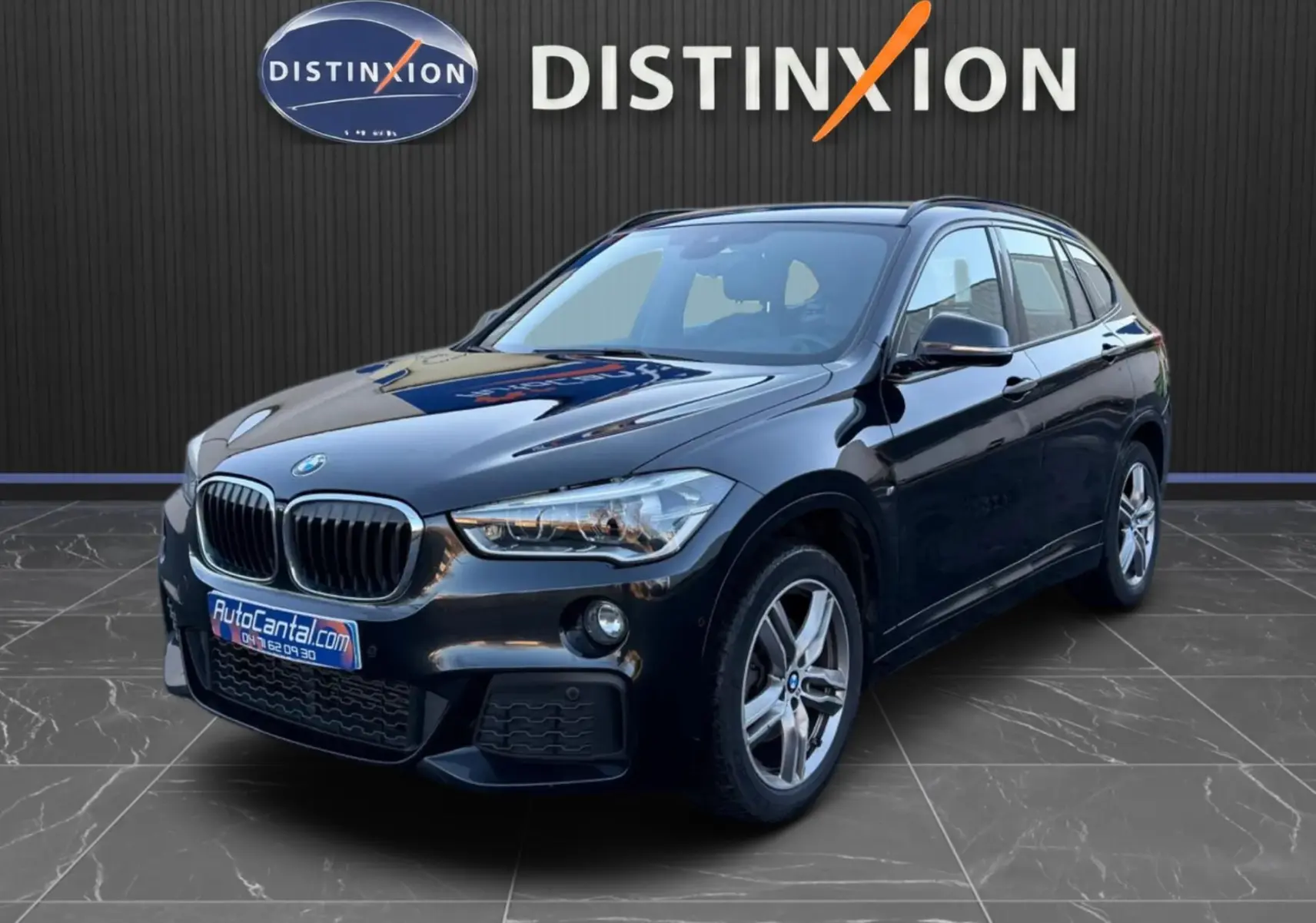 BMW X1 18D M Sport noir métal vue 3/4 avant, avec calandre double haricot et jantes alliage 18 pouces.