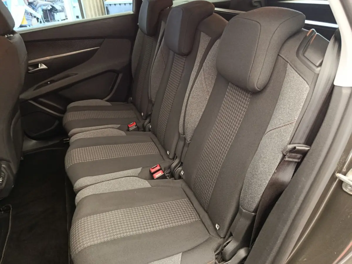 Vue côté droit des sièges arrière gris foncé et tissu bicolore du Peugeot 5008 Puretech 130 de 2020.