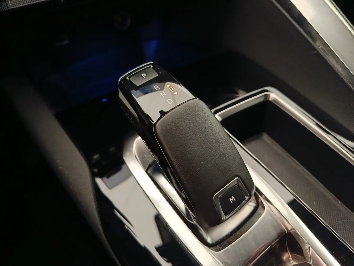 Le levier de vitesses automatique noir en cuir de la Peugeot 5008 Puretech, vue rapprochée de la console centrale.