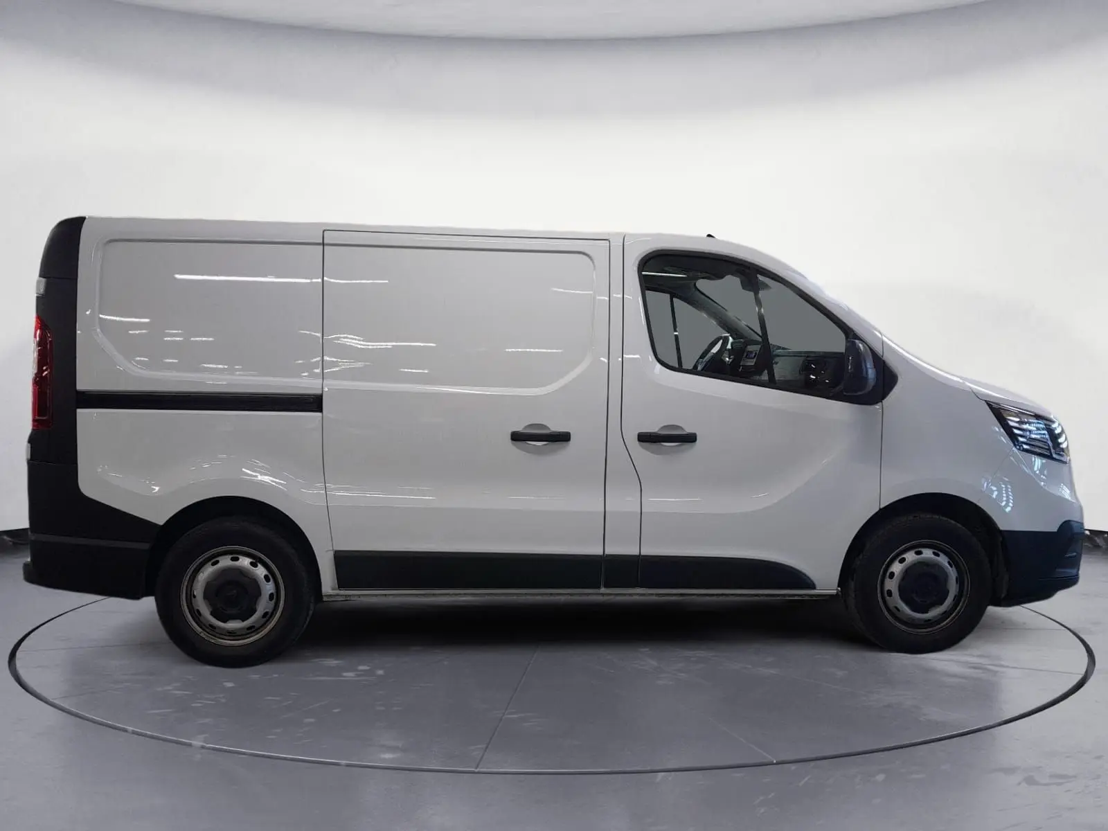 Renault Trafic Fourgon blanc minéral vu de profil côté droit, avec portes latérales et jantes acier noires.
