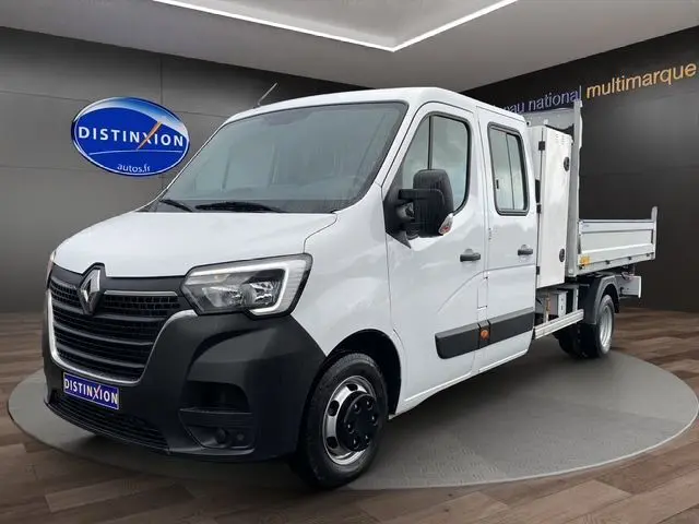 Renault Master blanc en double cabine, vue 3/4 avant droit, avec benne et coffre arrière ouvert.