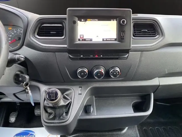 Vue intérieure centrée sur la planche de bord noire du Renault Master 2022 avec écran GPS et levier de vitesses manuel.