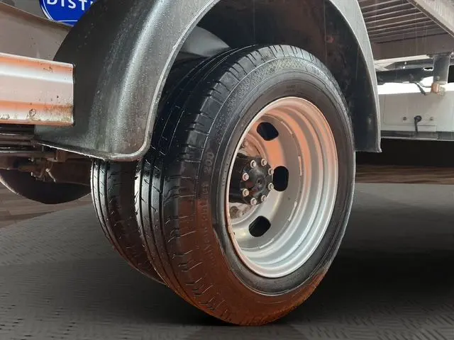 Gros plan sur la roue arrière jumelée droite du Renault Master blanc, montrant le pneu et la jante métallique.