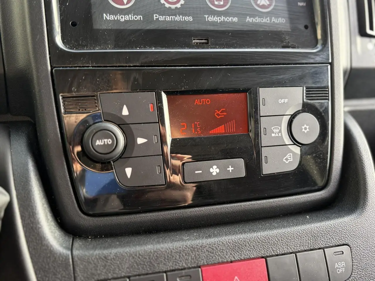 Gros plan sur la commande de climatisation automatique du tableau de bord noir de l’Opel Movano Fourgon 2024.