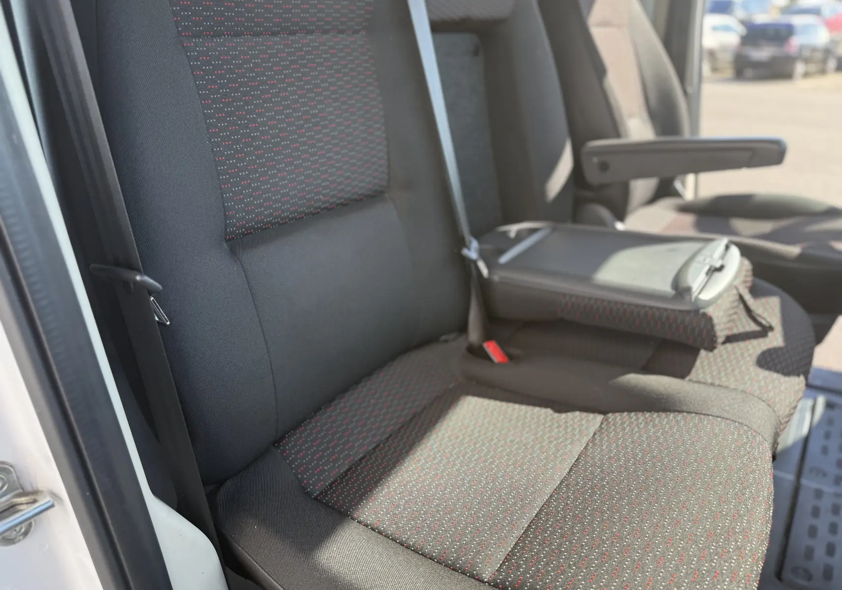 Vue intérieure côté droit du fourgon blanc Opel Movano 2.2 BlueHDi 140 L3H2 avec porte arrière ouverte et espace de chargement vide.