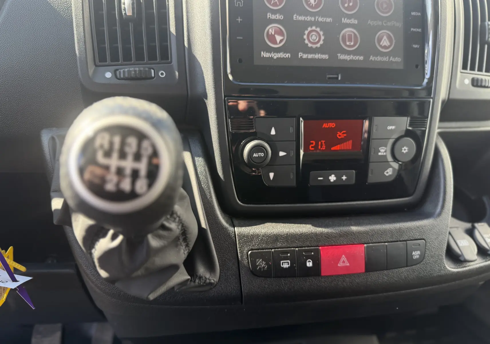 Vue arrière des portes ouvertes du fourgon blanc Opel Movano 2.2 BlueHDi 140 L3H2, montrant l’espace de chargement vide.