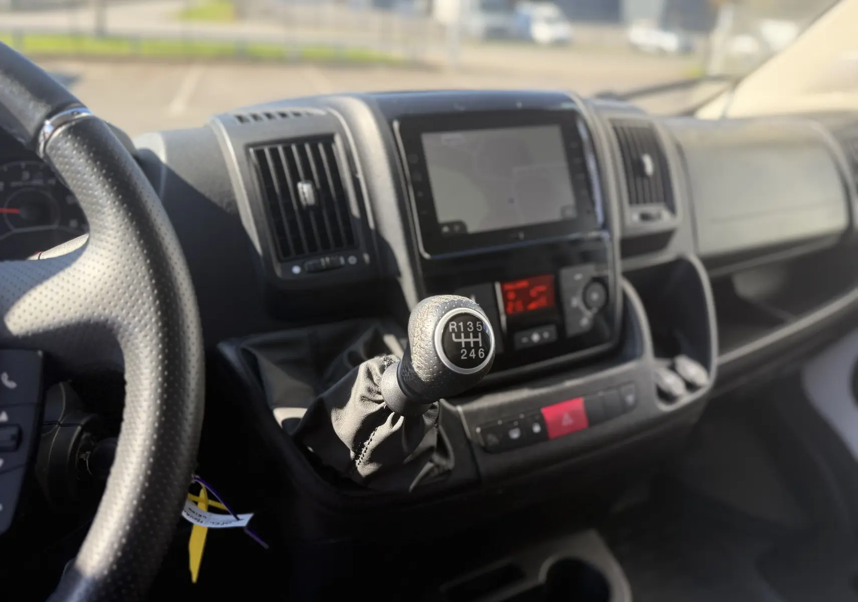 Écran central de l’Opel Movano Fourgon blanc montrant la caméra de recul avec les lignes de guidage colorées.