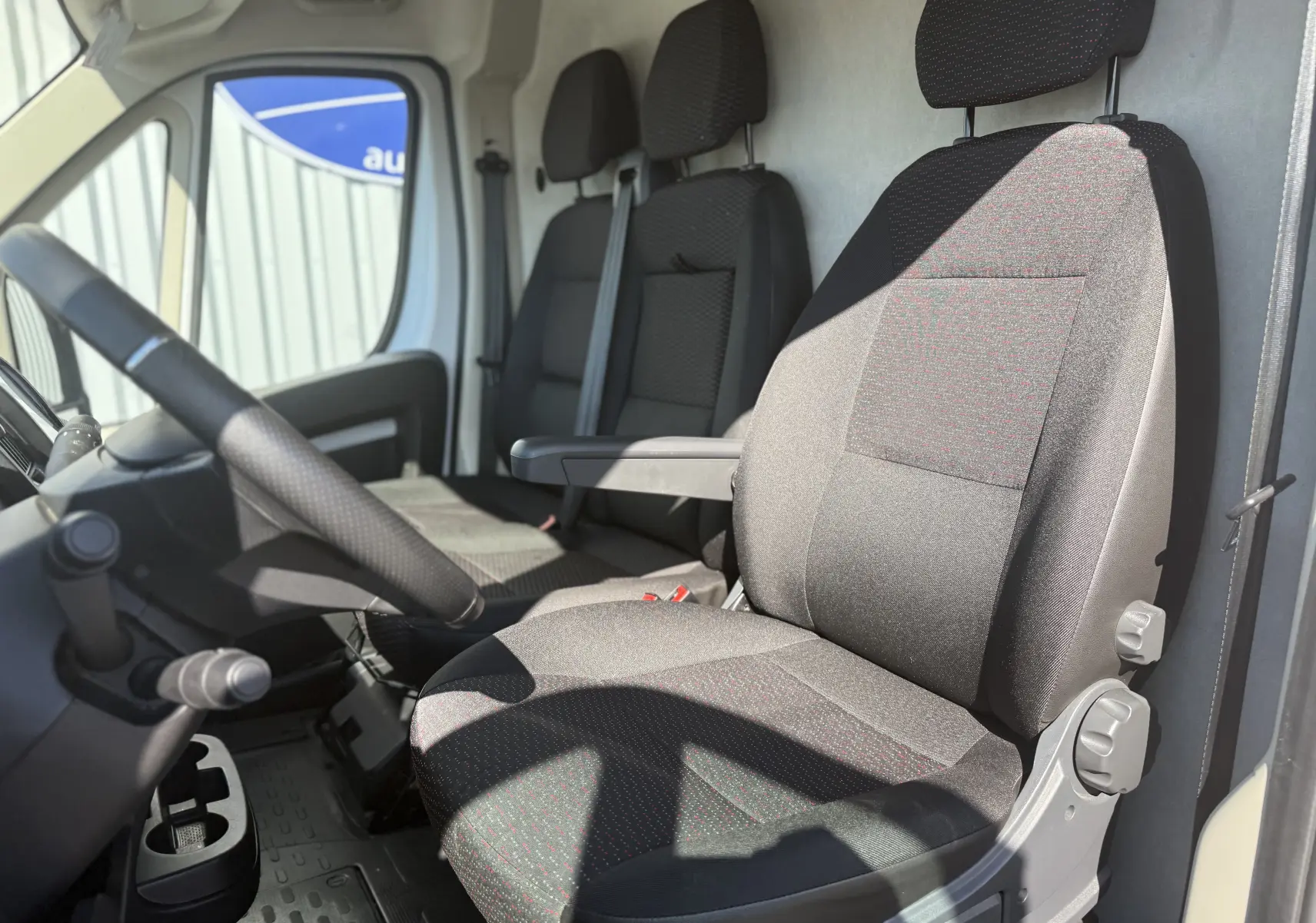 Écran de navigation GPS intégré dans le tableau de bord d’un Opel Movano Fourgon blanc, vue intérieure rapprochée.