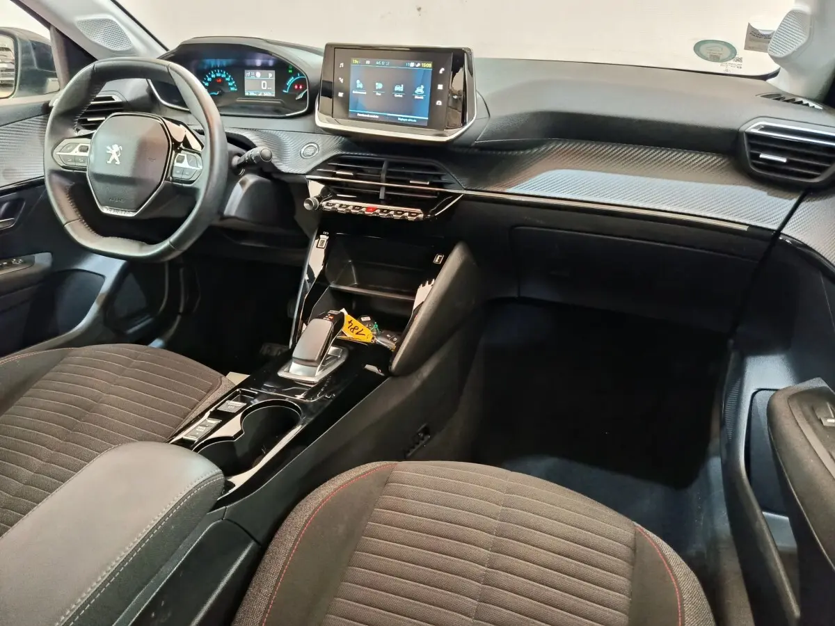 Vue intérieure avant droite du Peugeot 208 électrique 2022 avec tableau de bord numérique et écran tactile central.