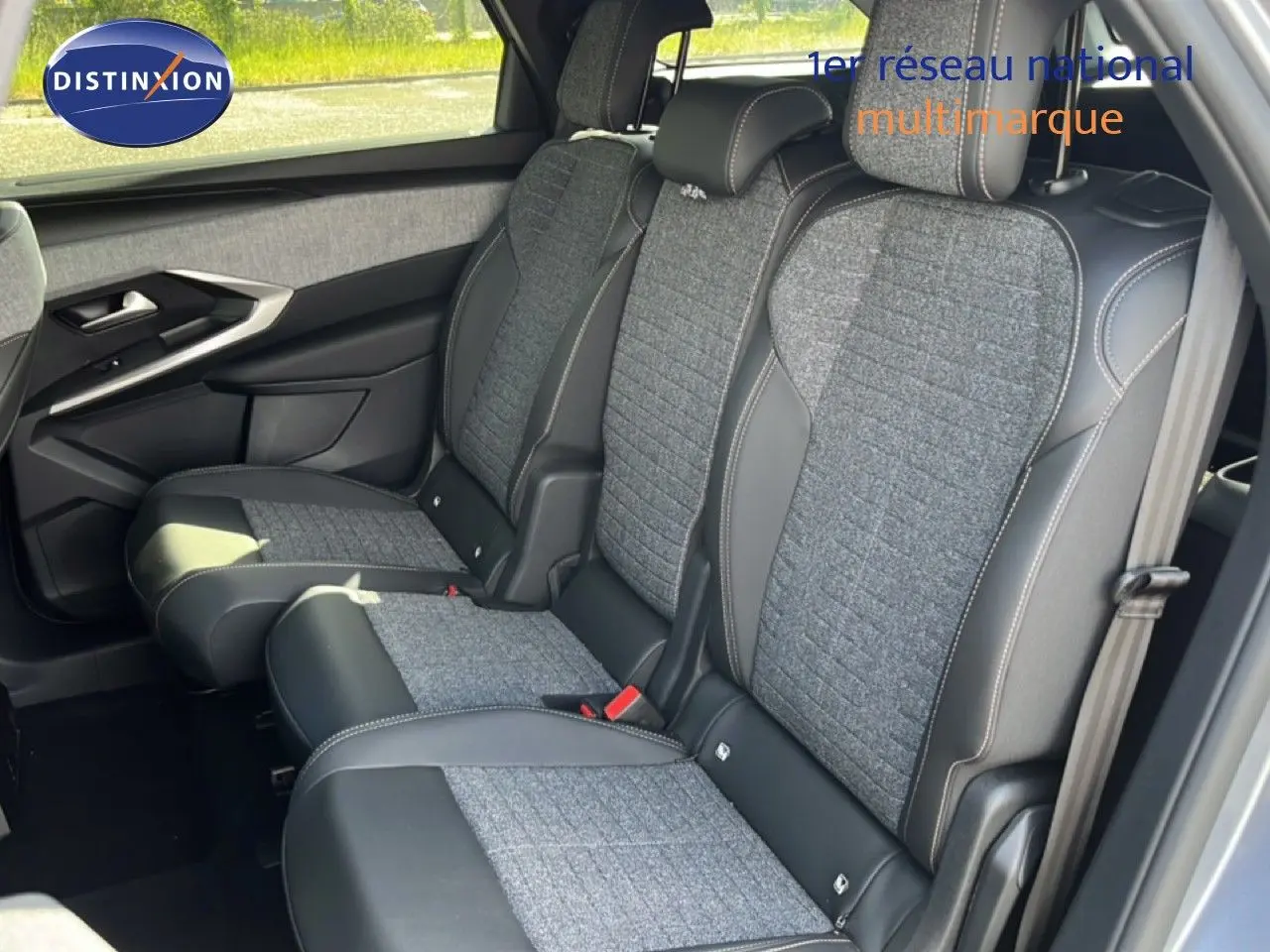Vue intérieure côté droit des sièges arrière en tissu gris et cuir noir du Peugeot 5008 Hybrid 2025 gris Artense métal.