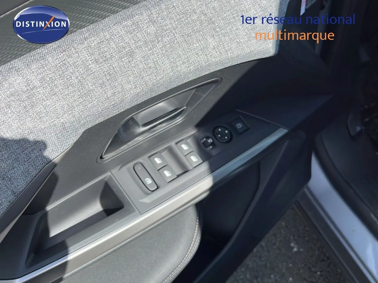 Détail de la porte avant gauche du Peugeot 5008 gris Artense Métal, montrant les commandes des vitres et rétroviseurs.