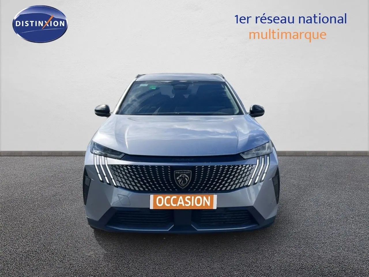Peugeot 5008 Hybrid gris Artense métal vue de face, mettant en valeur sa calandre distinctive et ses feux LED verticaux.
