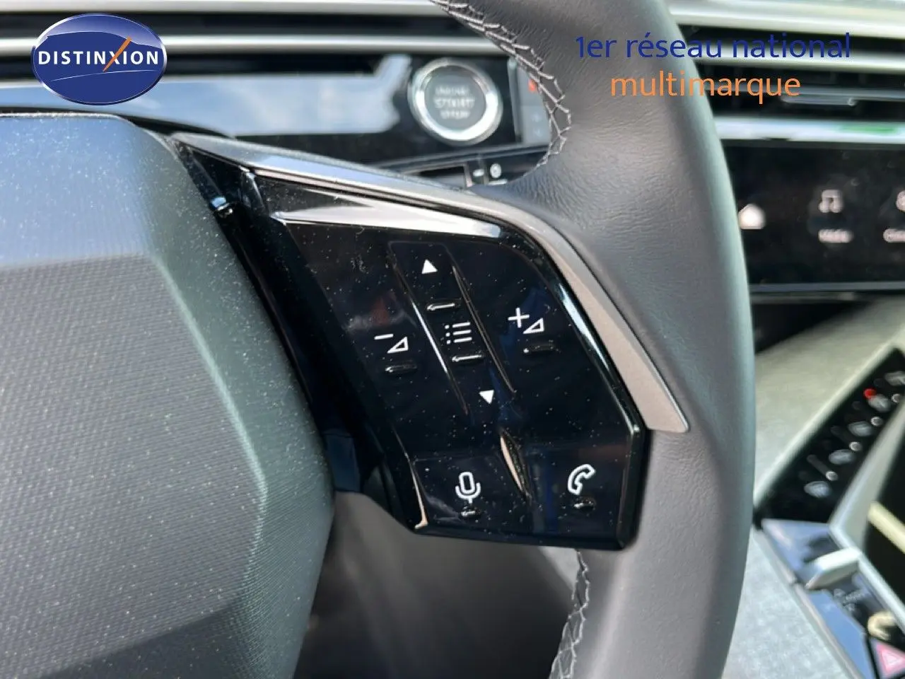 Gros plan sur les commandes au volant à droite du Peugeot 5008 gris Artense, avec touches de volume et téléphone.