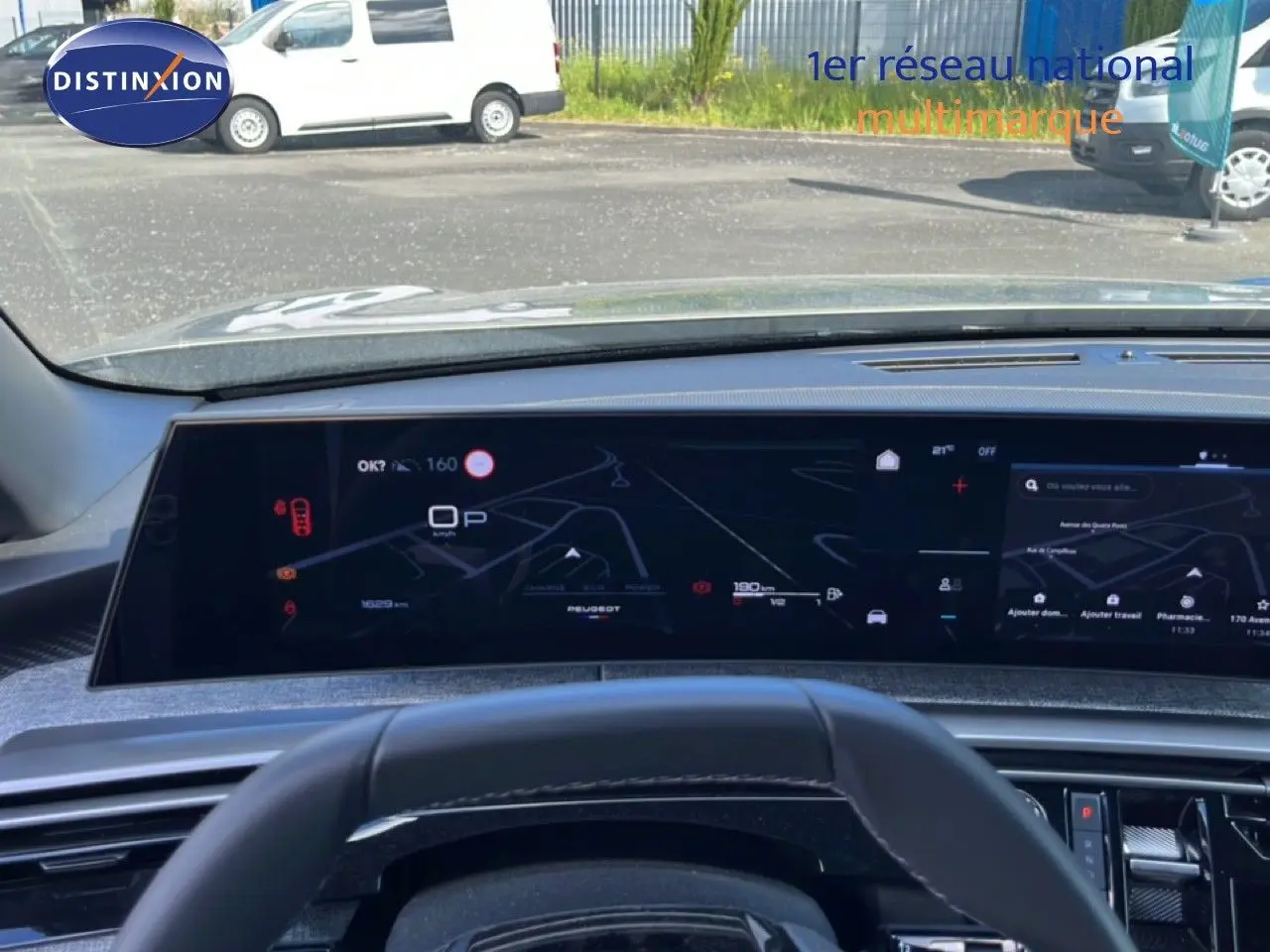 Vue intérieure du tableau de bord numérique du Peugeot 5008 gris Artense, affichant la navigation et les informations de conduite.