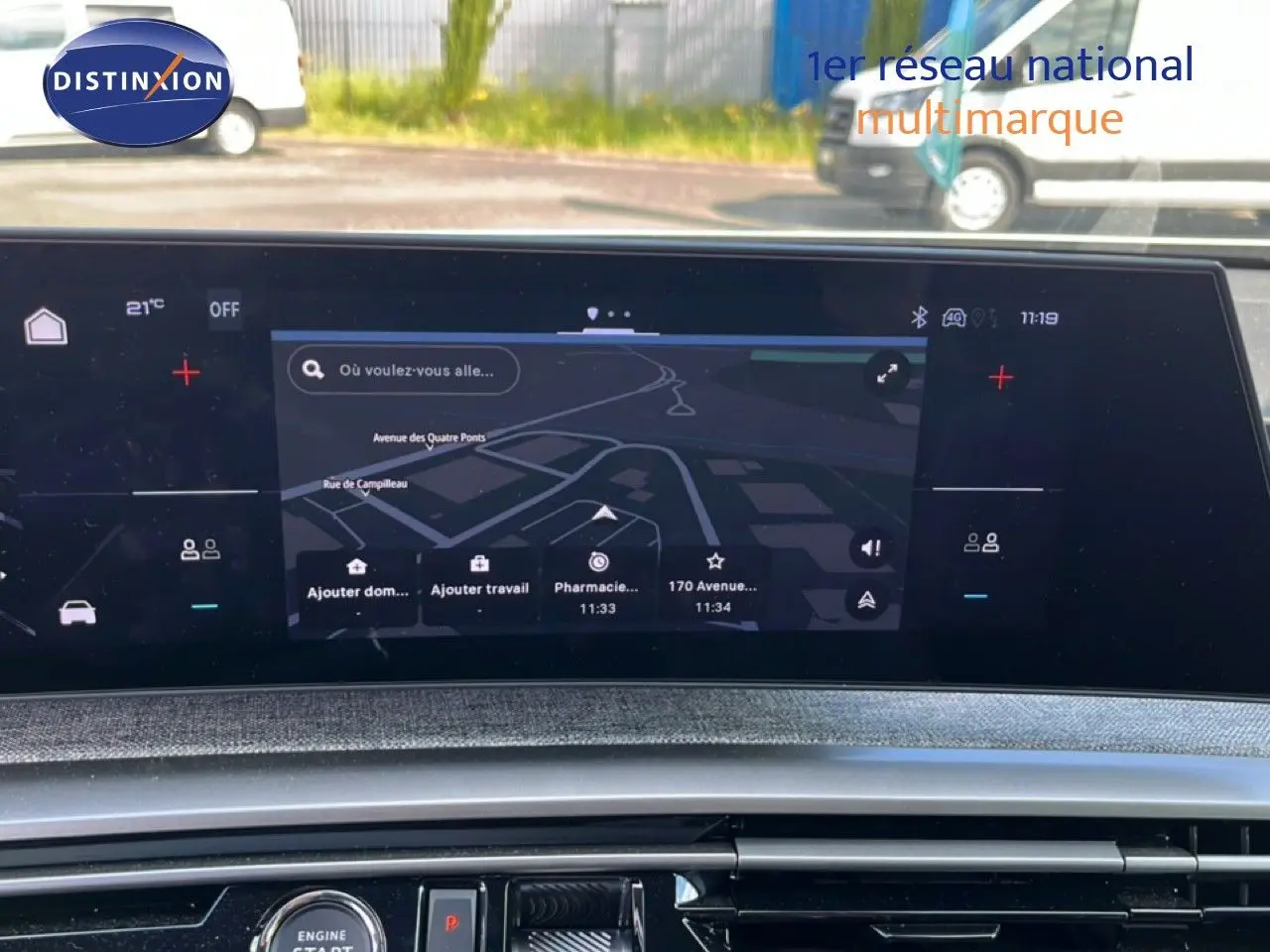 Écran tactile central du tableau de bord du Peugeot 5008 gris Artense, affichant la navigation GPS en extérieur.
