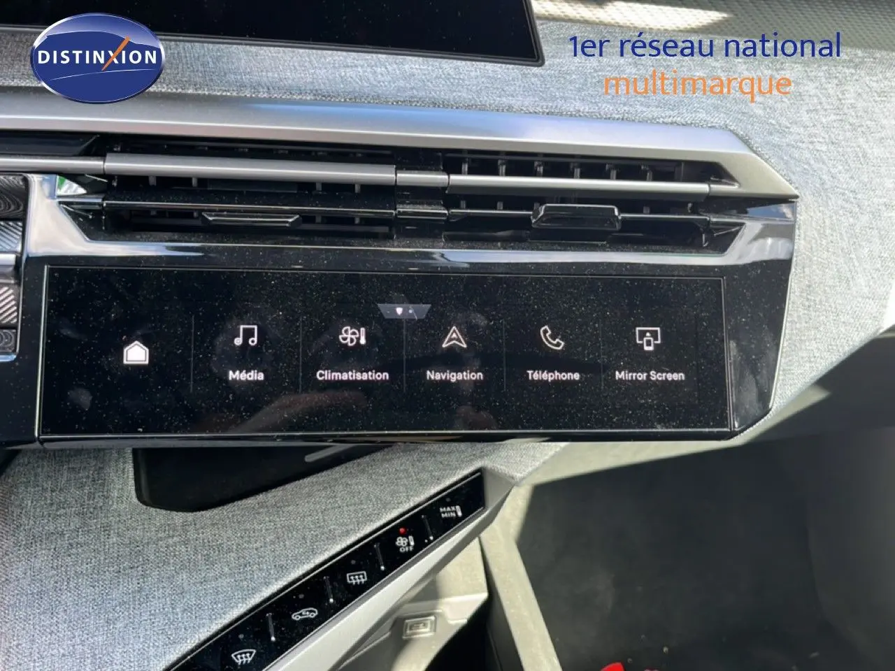 Vue rapprochée de la console centrale du Peugeot 5008 gris Artense, affichant l’écran tactile et les commandes de climatisation.
