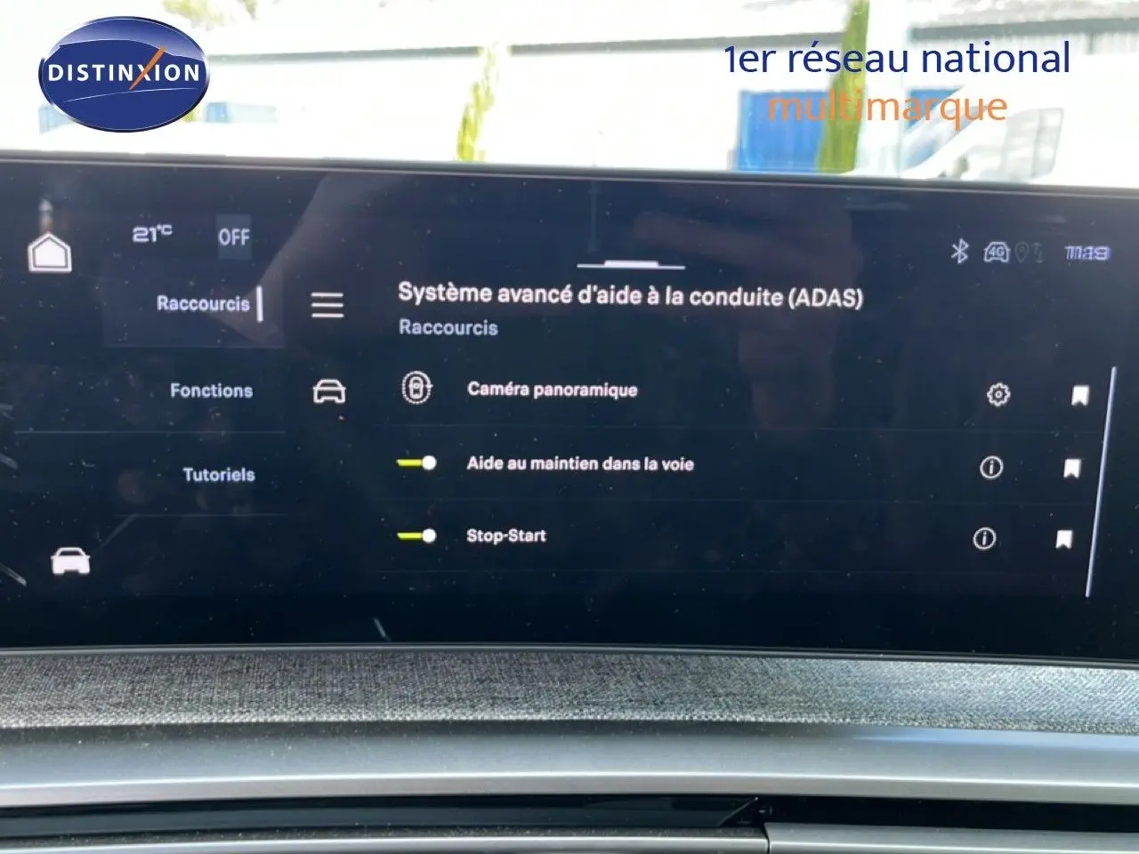 Écran tactile intérieur du Peugeot 5008 Hybrid 2025 affichant les options d’aide à la conduite sur fond noir.