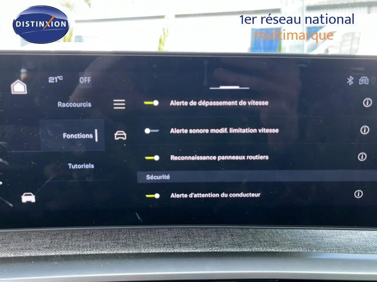 Écran tactile intérieur du Peugeot 5008 Hybrid 145ch Allure 2025, affichant les options d'alerte de sécurité.