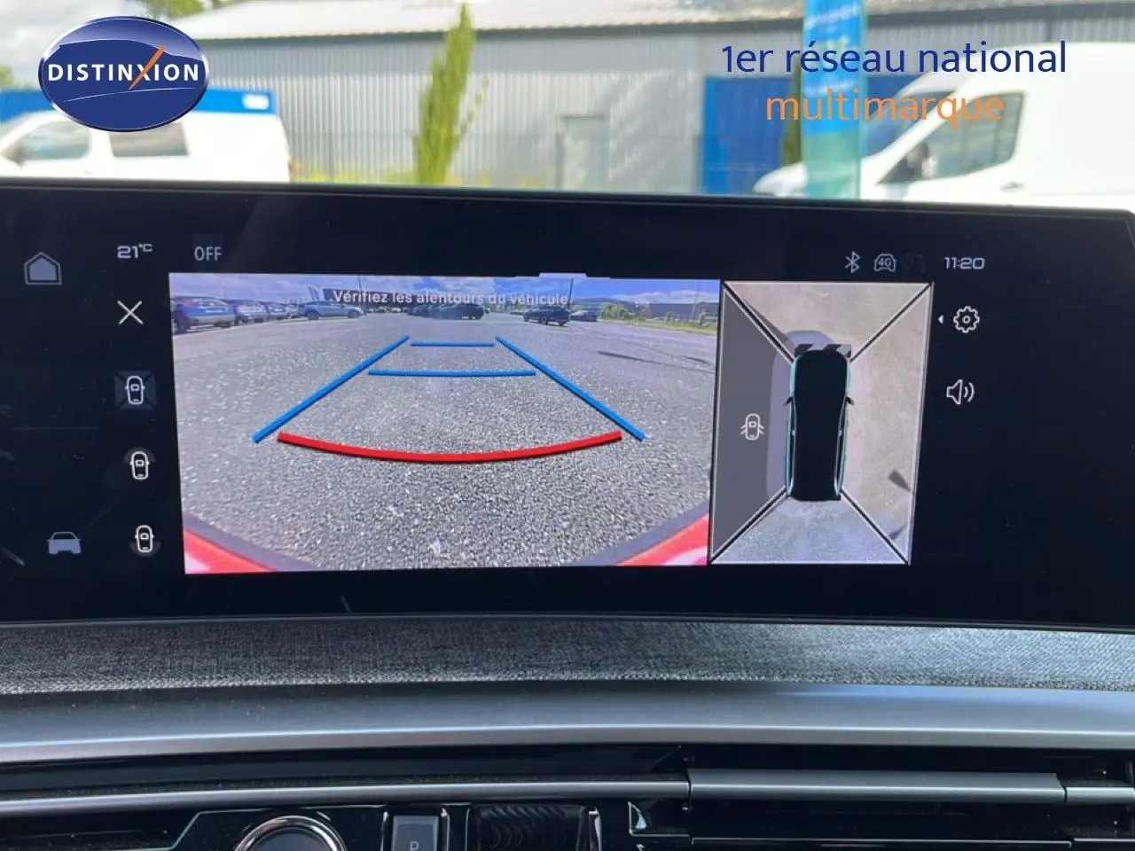 Écran intérieur du Peugeot 5008 Hybrid 145ch montrant la caméra de recul et la vue à 360° avec guidage de trajectoire.