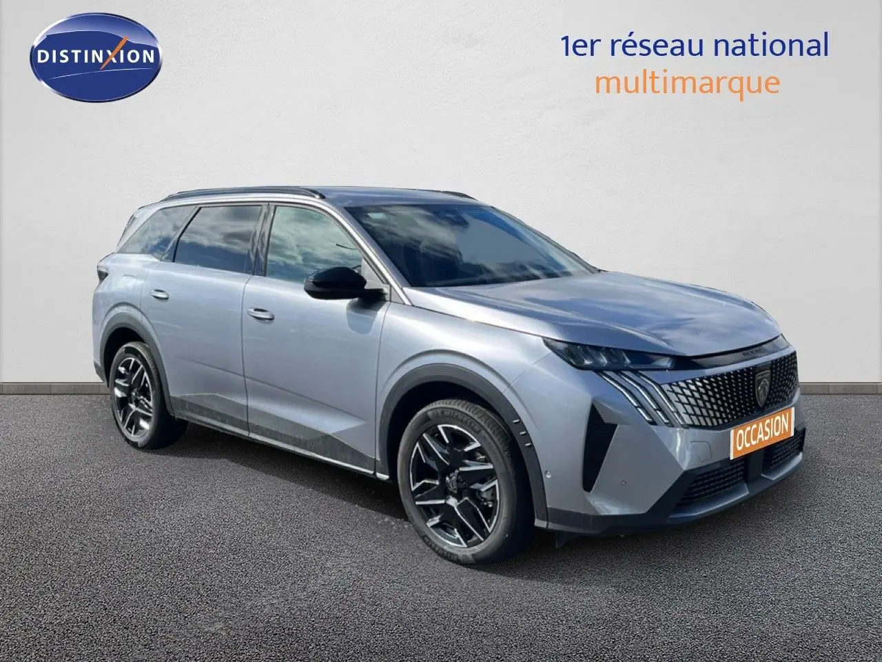 Peugeot 5008 Hybrid gris Artense métal en 3/4 avant droit, avec calandre distinctive et jantes noires bicolores.