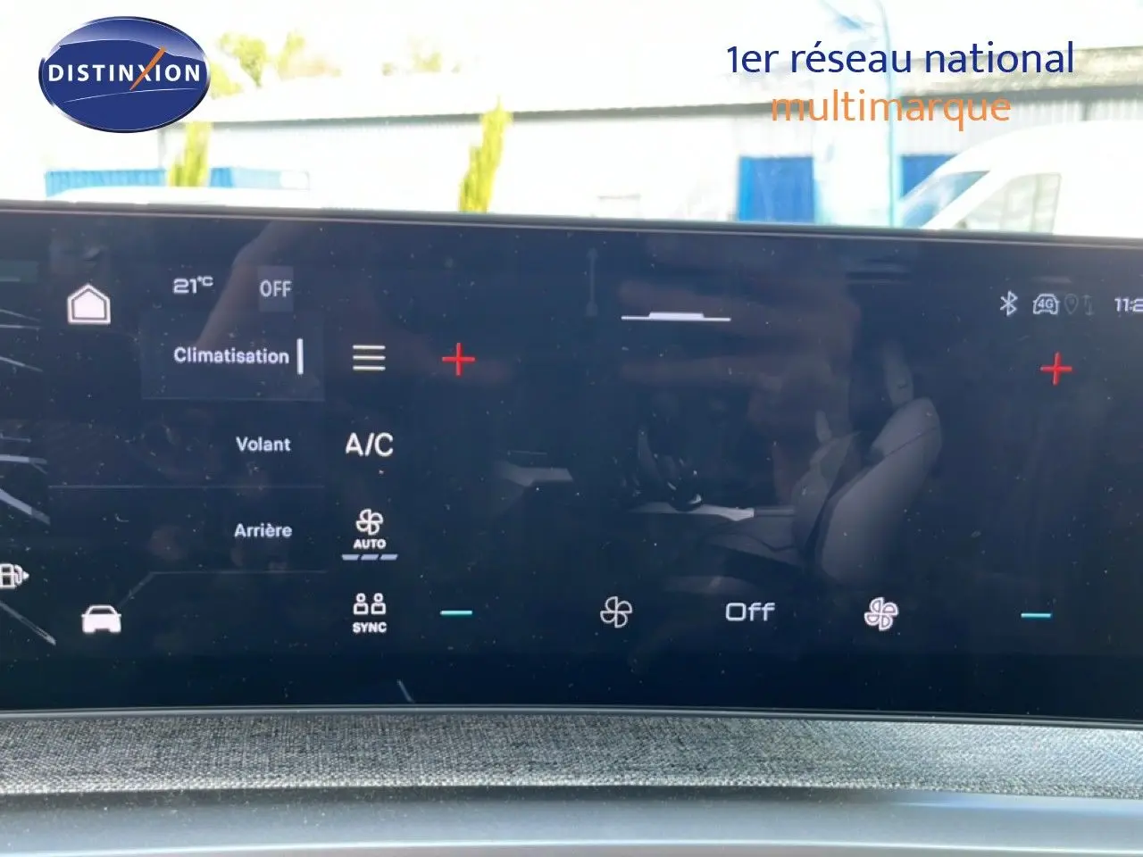 Écran tactile du système de climatisation du Peugeot 5008 gris Artense, affichant les réglages de ventilation et température.
