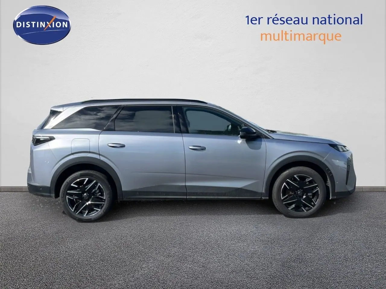 Peugeot 5008 Hybrid gris Artense métal en profil droit, avec jantes noires et vitres teintées.