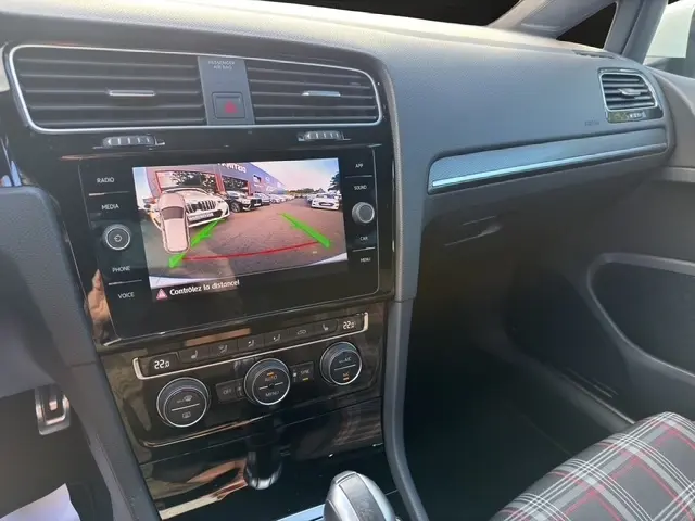 Vue intérieure du tableau de bord de la Volkswagen Golf GTI Performance 2019 avec écran tactile affichant la caméra de recul.