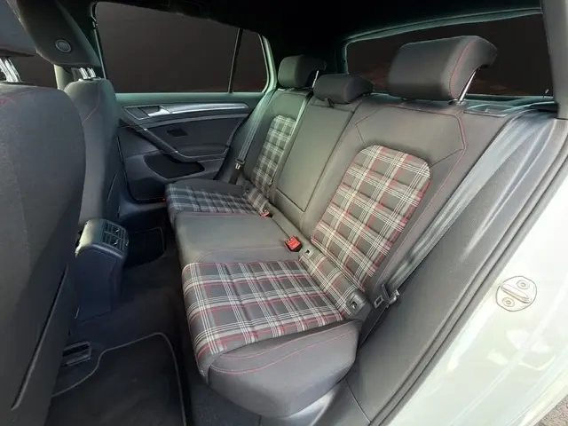 Vue intérieure arrière droite de la Volkswagen Golf GTI Performance 2019, sièges tissu à motif tartan rouge et gris.