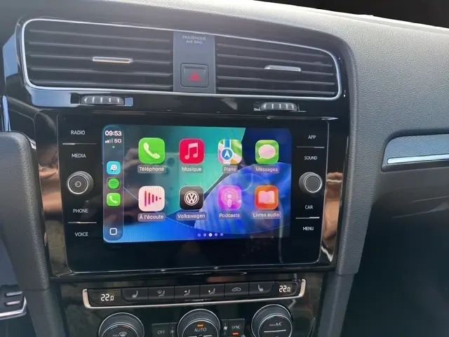 Vue rapprochée du tableau de bord noir de la Volkswagen Golf GTI 2019, avec écran tactile affichant Apple CarPlay.