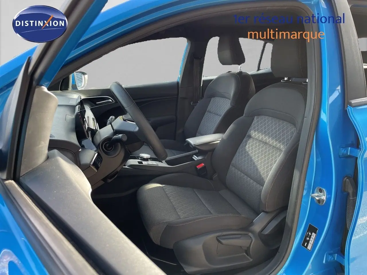 Vue intérieure côté conducteur de la MG3 2025 en bleu Como, sièges tissu gris avec motifs géométriques.