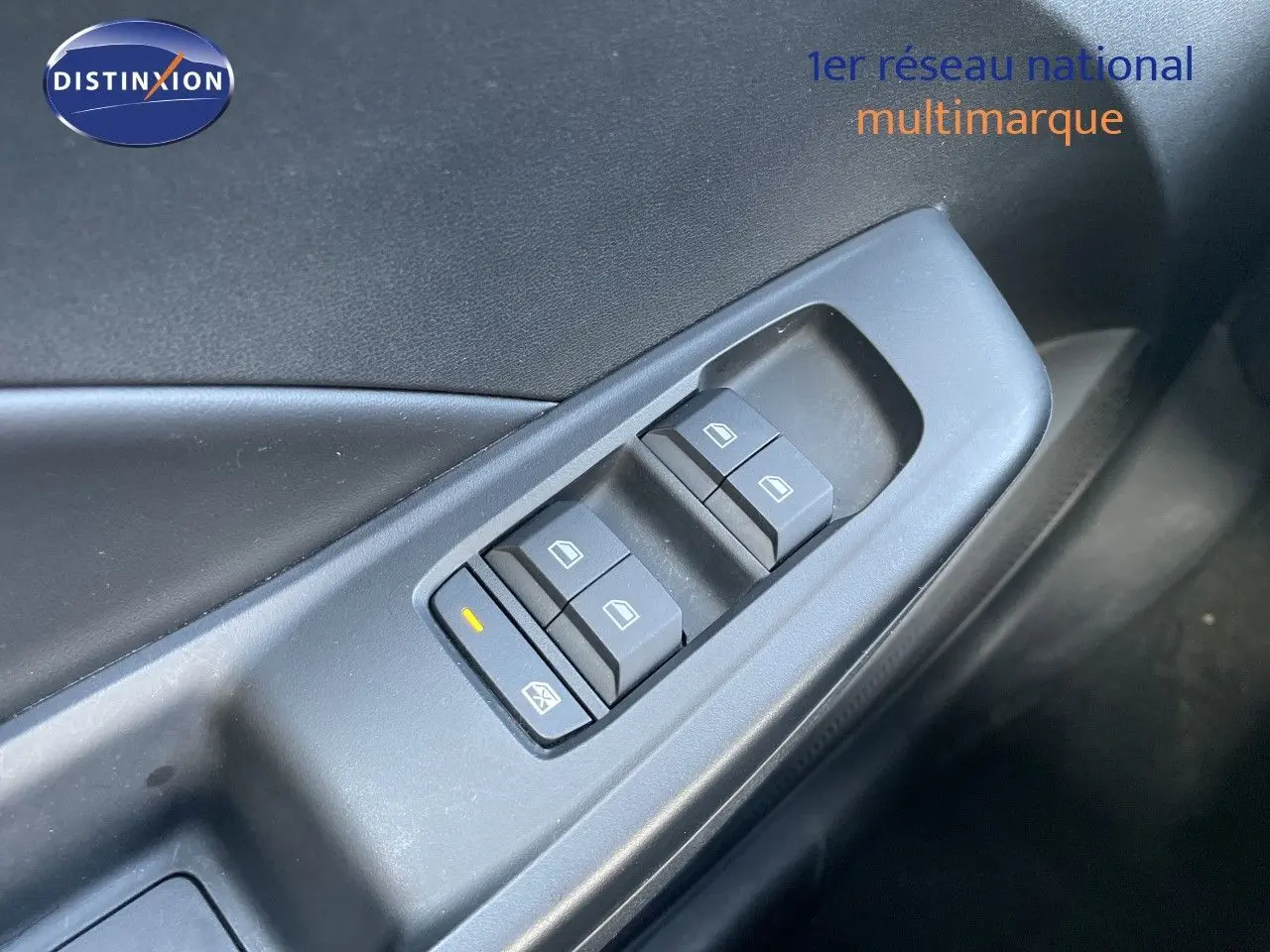 Gros plan sur les commandes des vitres électriques côté gauche de l’habitacle du MG3 1.5L Hybrid+ 2025 en finition Comfort.