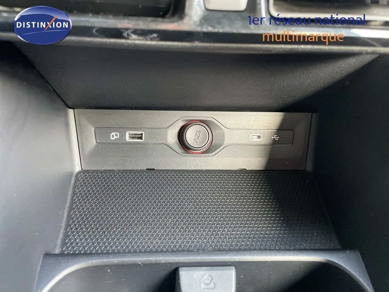 Détail de la console centrale du MG3 2025 montrant une prise 12V entourée de ports USB, finition intérieure noire.